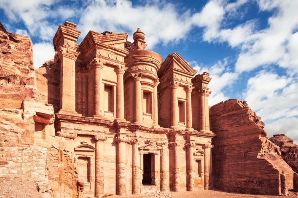 Sejarah Kota Kuno Petra di Yordania dan Fakta Menariknya