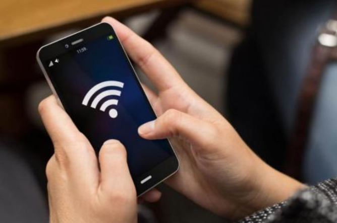 Banyak orang menggunakan Wi-Fi setiap hari untuk berbagai aktivitas, mulai dari bekerja, berselancar di internet, hingga mengakses berita dan mengunggah konten di media sosial. Dengan semakin luasnya penyebaran Wi-Fi, kita bisa mengaksesnya hampir di mana saja.